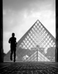 Joggande man vid du Louvre