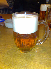 Halbvolles Bier in Prag