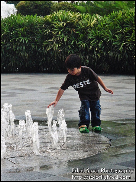 kids and fountain