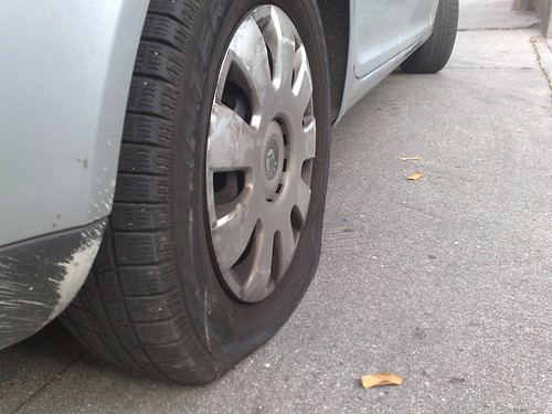 Der Tag beginnt mit einem geplatzten Reifen des Taxis