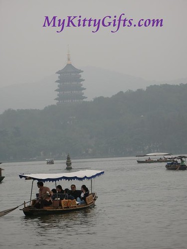 Hello Kitty enjoying View of Beautiful Scenery of West Lake, HangZhou together with a Relating Poem by Su Dongpo