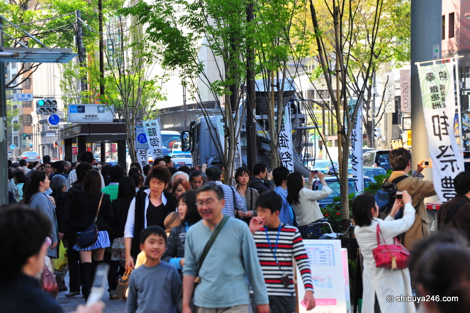 It was a busy day out with people enjoying the sights and sounds of Ginza.