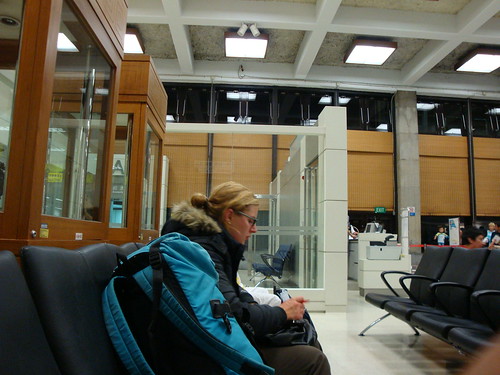 20080911-Day1-桃園機場等待登機座位旁女生