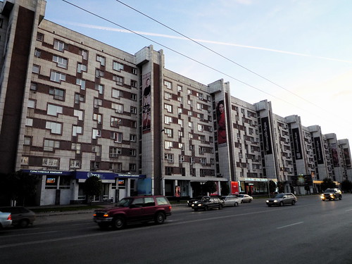giant multi-use complex with Tetris-like facade ©  jasoneppink