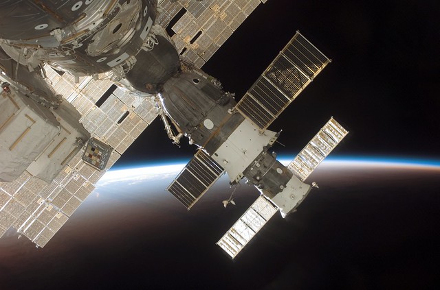 Soyuz_TMA-9_at_ISS_(NASA_S116-E-06753)