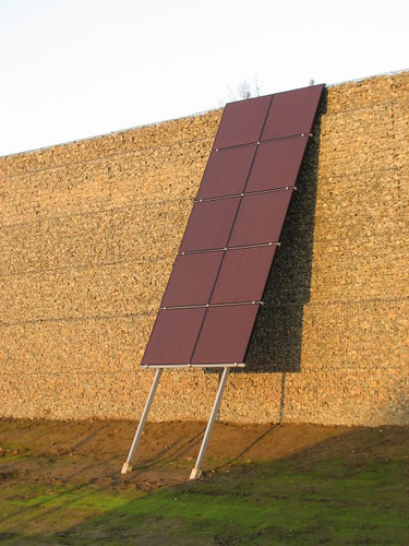Lärmschutzwand mit zehn Photovoltaikmodulen