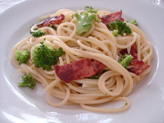 Spaghetti com brócolis e bacon