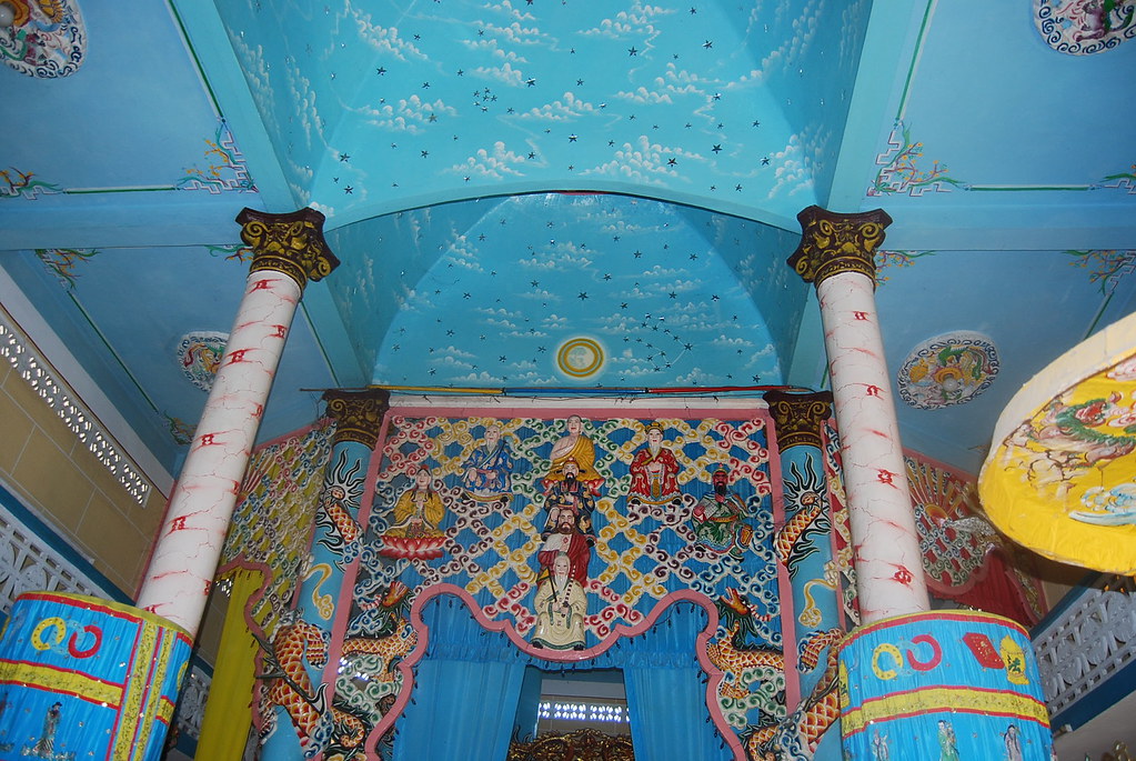 Altar de un templo caodaísta