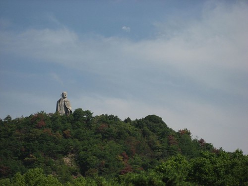 小高い山の上に弘法大師像