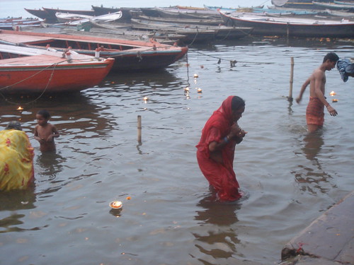 Ganges River1-18清早就有人在沬浴