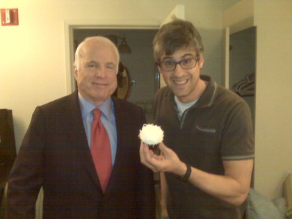 John McCain and Mo Rocca with cupcake