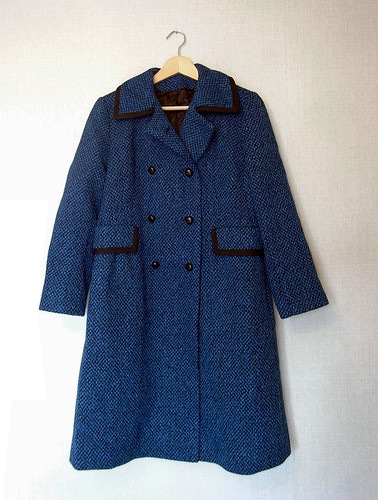Темно-синее двубортное пальто