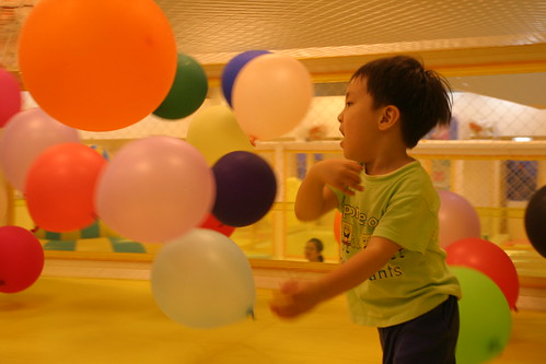 你拍攝的 愛買:兄弟一起玩跳跳氣球屋 8。