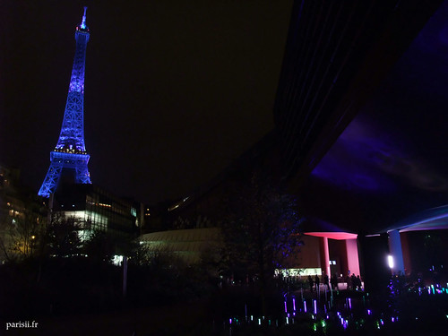 Le musée accompagne parfaitement la Tour, illuminée de bleu