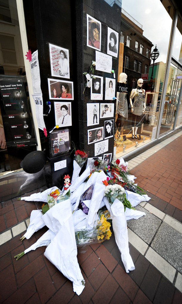 Tributes to Michael Jackson on Grafton Street