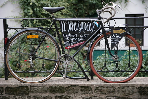 A bicycle-friendly café in Montmartre, Paris. Photo: Rous 