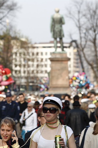 Una señorita finlandesa llevando su gorra