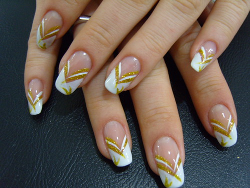 Elegant Gold and White Color Nail Art Design