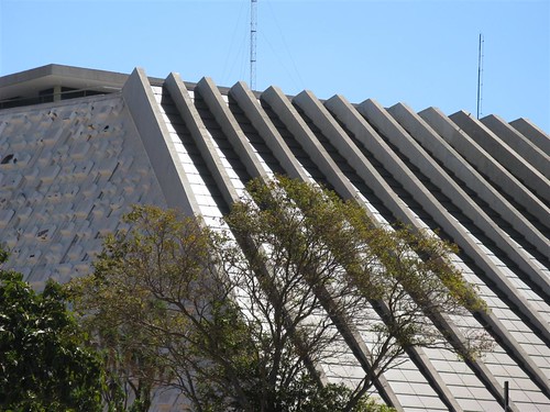 Teatro Nacional - na lateral à esquerda, os blocos concebidos por Athos Bulcão