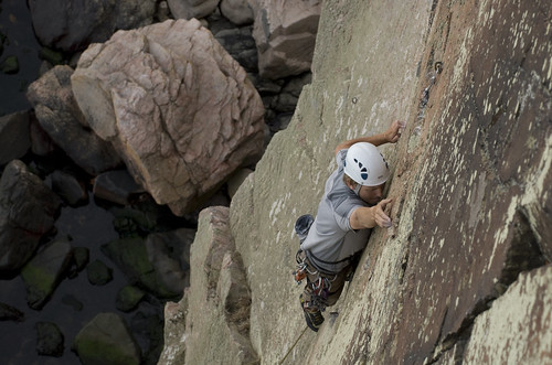 Anders Strange climbing Harlekin, 7- on Kullen