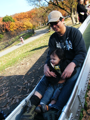Playing at the slide - 天白公園の滑り台 (7)