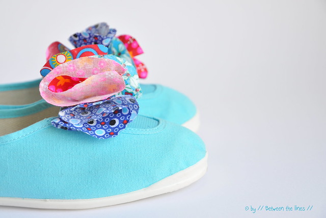 Kids flower petal shoes :: DIY