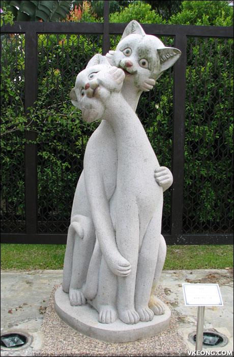 cat statues