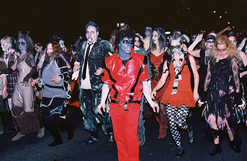 Un hombre lobo y zombies que bailan? Thriller va al teatro