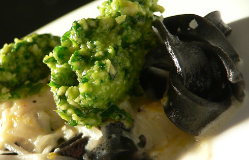 Schwarze Tagliatelle mit weißer Zitronensahne und grünem Bärlauchpesto