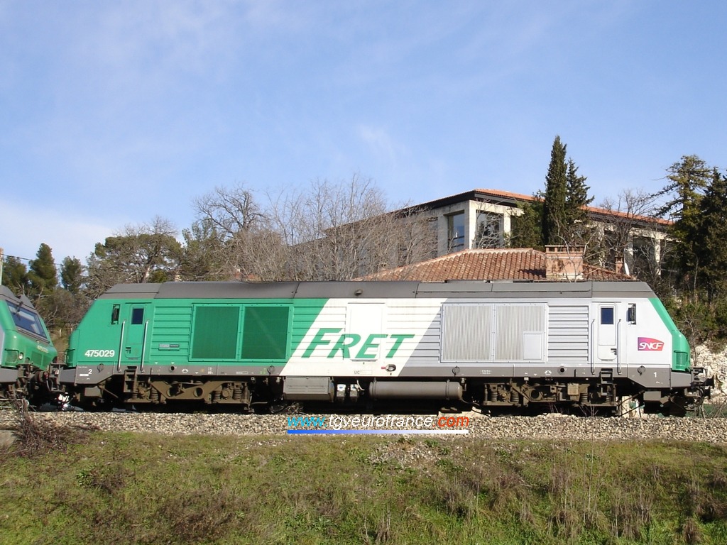 Une locomotive Diesel-électrique BB 75000 FRET SNCF circule à  Aix-en-Provence le 27 janvier 2009.