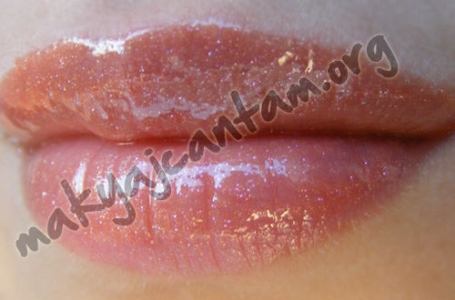makyaj kozmetik mac dazzleglass parlatıcı utterly posh swatch on lips renk örneği