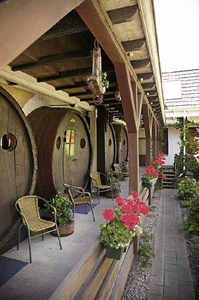 Hotel_Rooms_from_Wine_Barrels_6