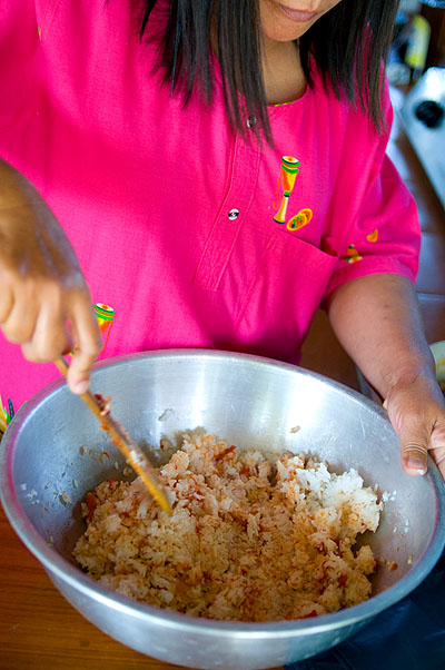 Phii Laa making khao som, a local dish of rice flavoured with tamarind and tomato, Mae Hong Son
