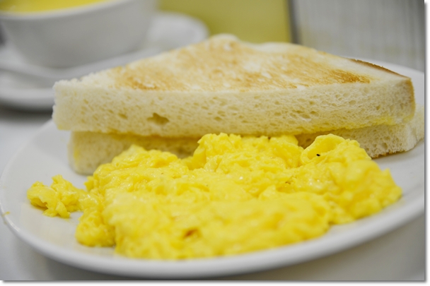 Golden Scrambled Eggs with Toast2