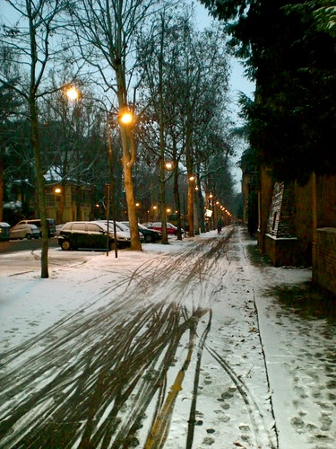 una strada all'alba dopo una leggera nevicata