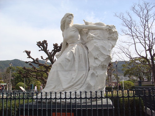"Maiden of Peace" at the Peace Park (Nagasaki) (by martian cat)