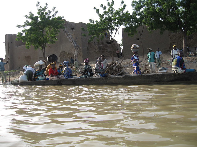 People leaving Djenne by boat