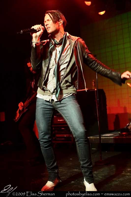 Scott Weiland in Seattle at the Showbox supporting Happy in Galoshes, photos by Elisa Sherman
