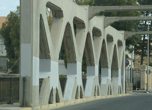 Puente a medio pintar, denuncia de Melilla España
