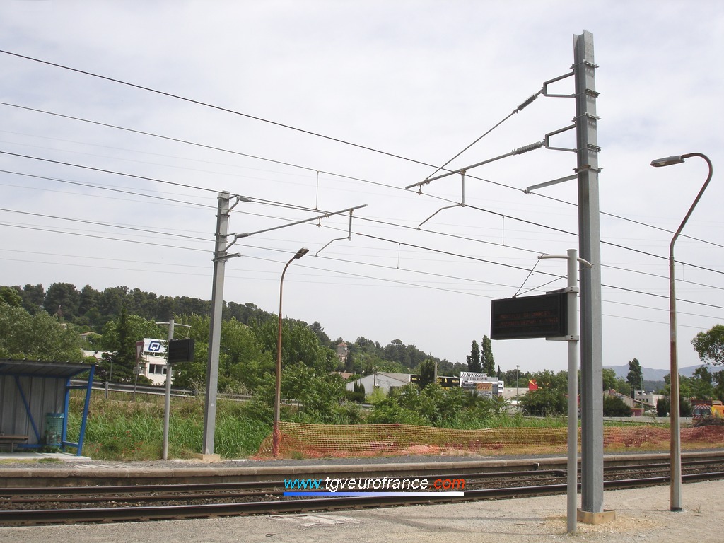Supports de la caténaire 25 kV modifiés en vue de la construction d'une passerelle piétonne enjambant les trois voies futures sur la ligne SNCF entre Marseille et Aubagne