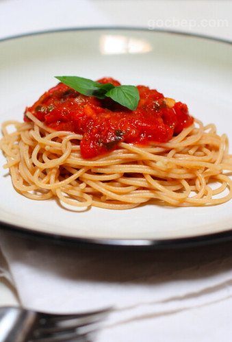 whole wheat pasta with homemade tomato sauce