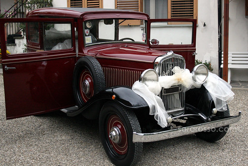 The vintage car for the bride at a wedding in Tuscany