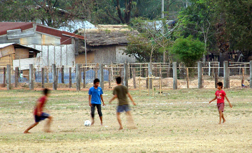 86.踢足球的寮國青少年