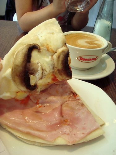 Ham&mushroom piadina@Espressino