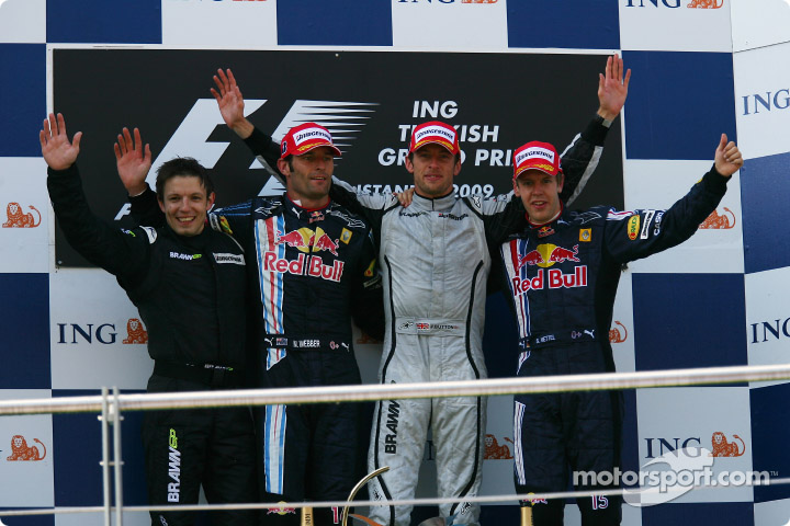 Podio del GP de Turqua 2009, de izq. a der.: 2 Mark Webber (RedBull-Renault); 1 Jenson Button (Brawn GP); 3 Sebastian Vettel (RedBull-Renault).
