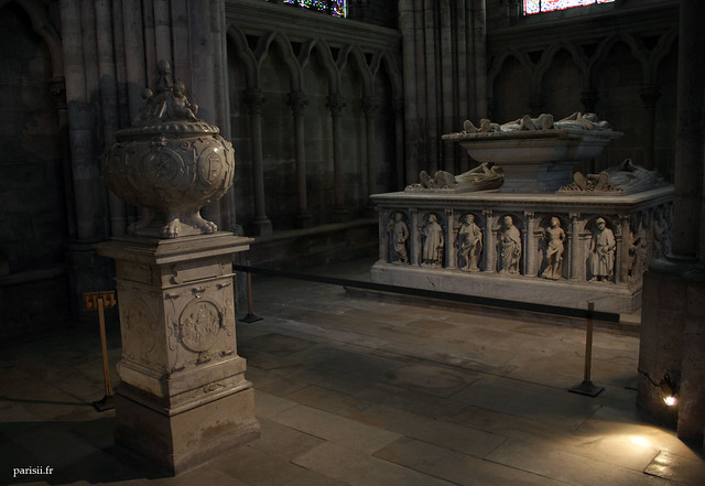 Cénotaphe du coeur de François Ier au premier plan. Derrière, les gisants des Ducs dOrléans.