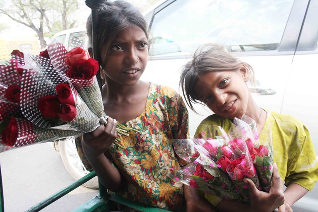 City Moment – The Girl With Red Roses, Near Sai Baba Temple