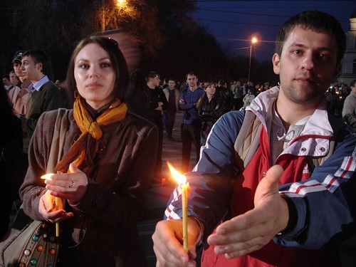 Tineri cu lumânări la mitingul in legătură cu fraudarea alegerilor din 5 aprilie 2009