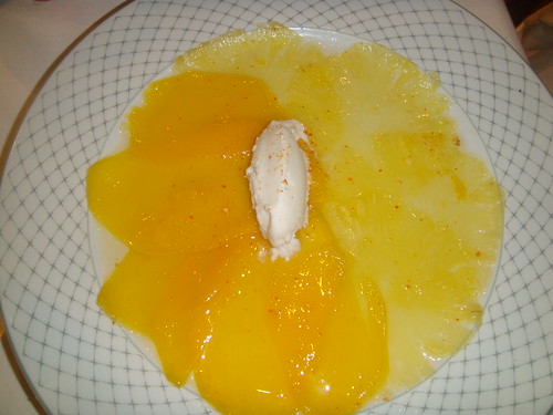 Carpaccio de piña y mango con helado de coco