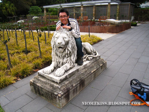 kif on lion statue